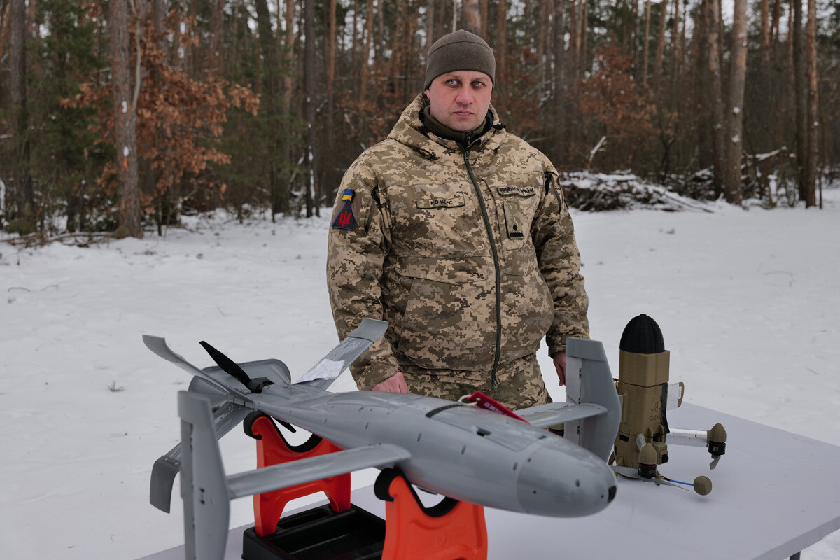 開戦から4年、「ウクライナ軍ドローン部隊」の最新形態とは? 航続距離が4倍に延びた無人航空機に、負傷兵を搬送する無人車両まで!